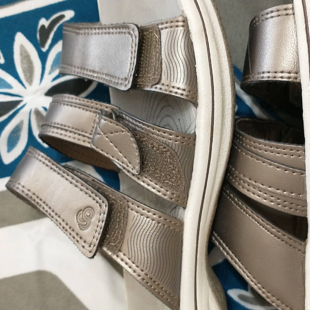 Size 6 cloud steppers by Clarks to tell Gray gently worn - Picture 2 of 7